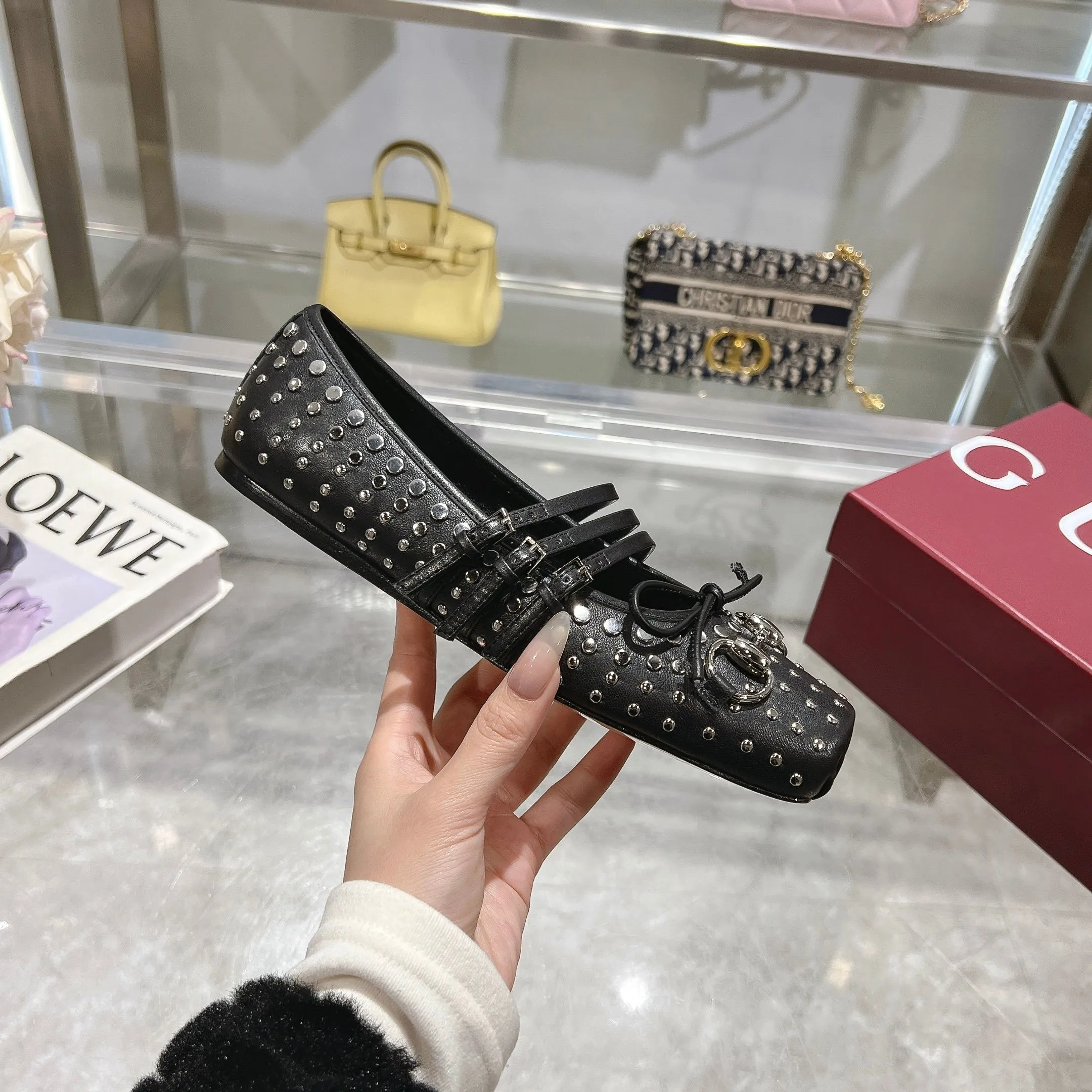 👟👟Ex-factory price 620👟👟 Gucci Horsebit series women's ballet flats. This iconic horsebit ballet flats features a square toe design and elegant bow details, paying tribute to the traditional ballet shoe style. This piece is crafted from Gucci ankh leather and embellished with a light gold-tone horsebit buckle. A 'sacchetto' construction with a soft, padded insole provides a great fit. ✅Size: 35-42 (customized for 40-42) ✅Sole material: Imported Italian genuine leather sole ✅Packaging: Brand new red box packaging